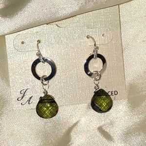 🆕Green & Silver dangle earrings NWT BEAUTIFUL
